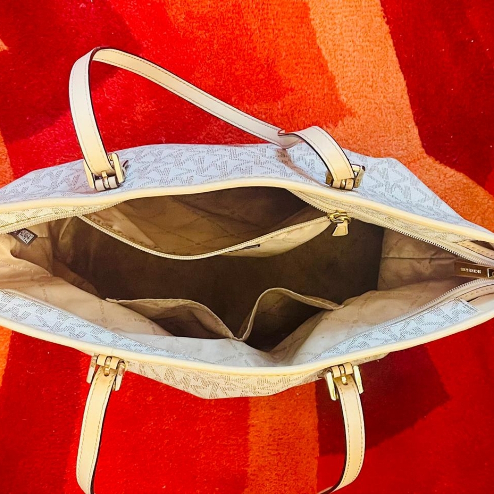 MICHAEL KORS SIGNATURE TOTE BAG BEIGE 17X10.5 INCH. LIKE NEW! - Picture 4 of 4